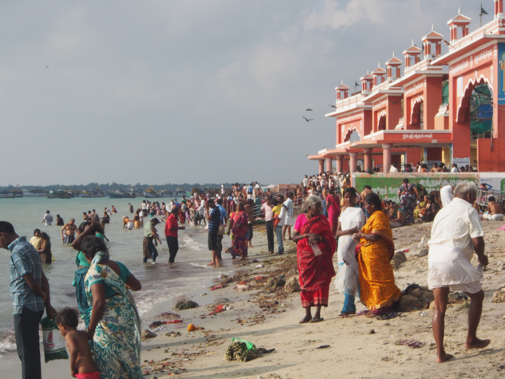 Pélerins faisant leurs ablutions matinales à Rameswaram Pélerins faisant leurs ablutions matinales à Rameswaram